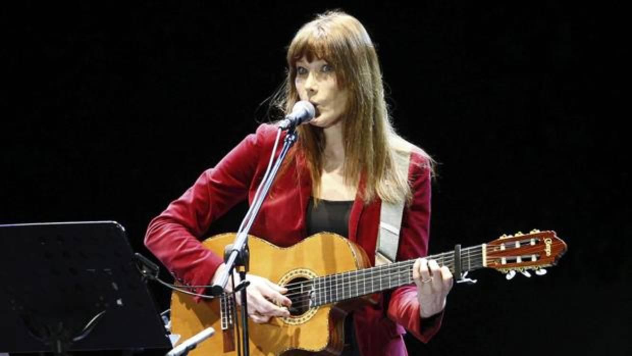 Carla Bruni, durante una actuación en Barcelona en 2014