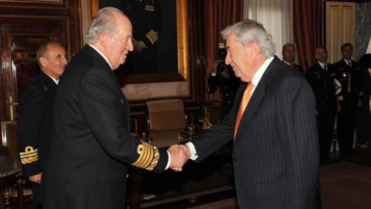 El Rey Don Juan Carlos recibe el saludo del marqués de Santa Cruz antes de la reunión del Patronato del Museo Naval de Madrid