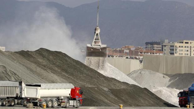 Urbanismo paraliza la descarga de graneles al exterior en el puerto de Alicante