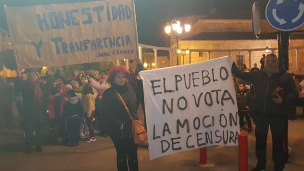 Concentración de vecinos de Magán para mostrar su desacuerdo con la moción