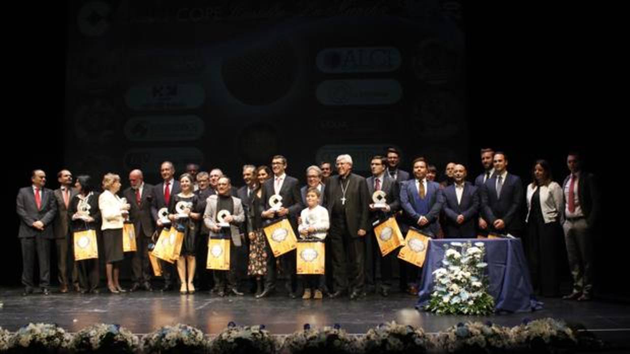 La foto de familia de los galardonados