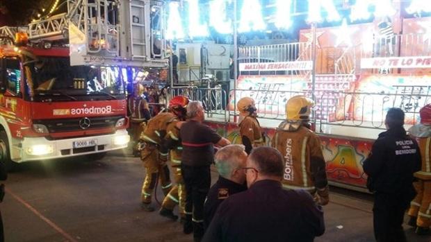 Rescatan a 20 personas atrapadas en una atracción de feria en Benidorm a cuatro metros de altura