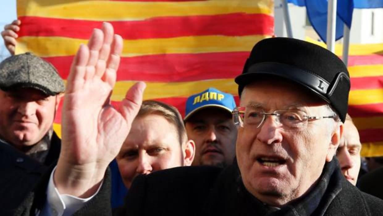 El ultranacionalista ruso Vladímir Zhirinovski se manifiesta a favor de la independencia de Cataluña frente al consulado de España en Moscú
