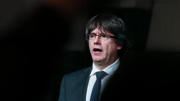 Puigdemont se queda solo defendiendo «la República catalana»