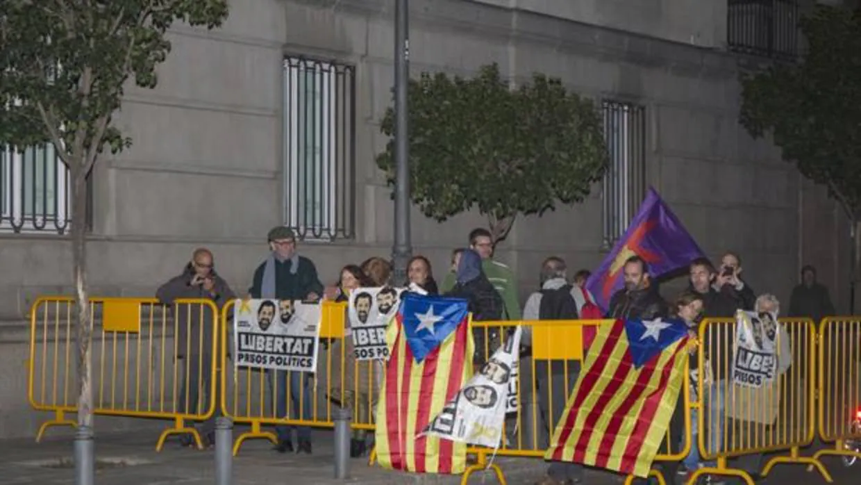 Un reducido grupo de manifestantes se congregó a las puertas del Tribunal Supremo en Madrid