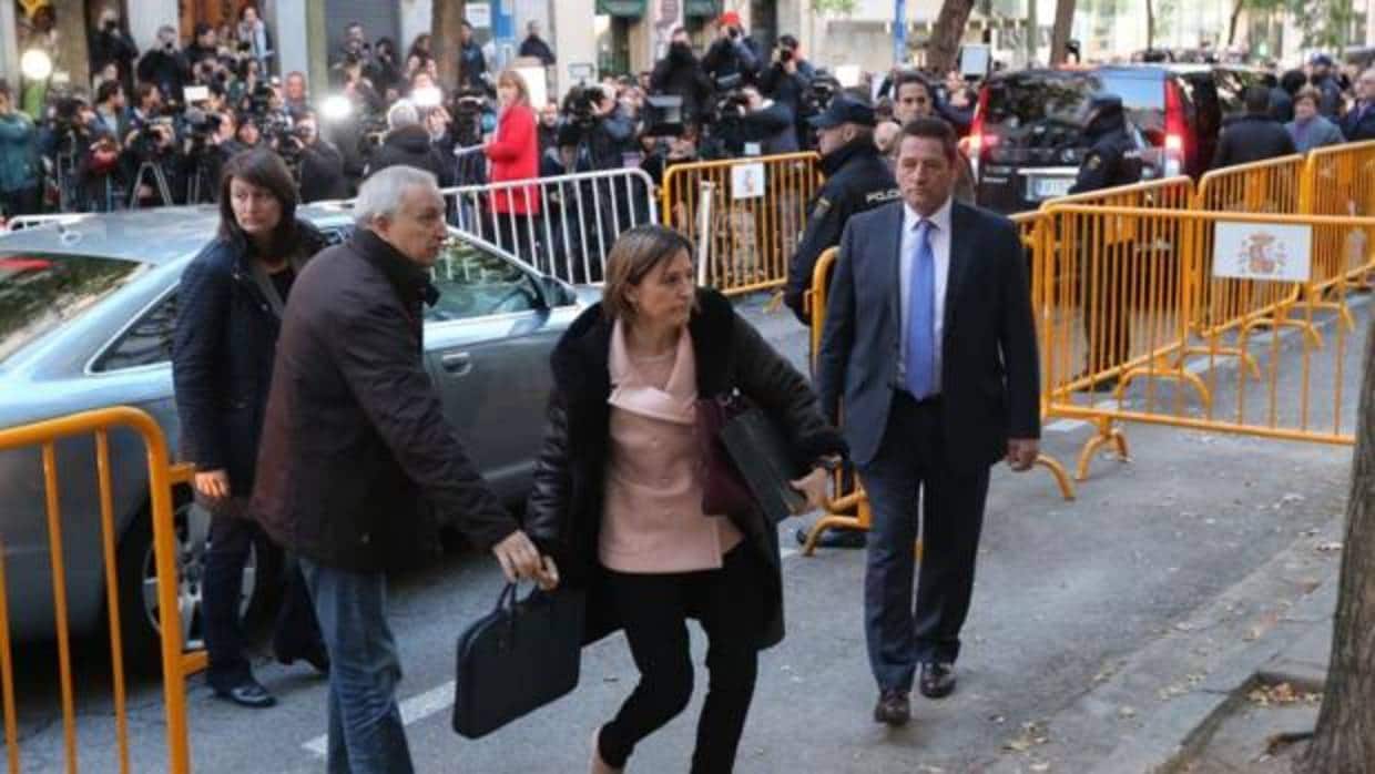 Comparecencia ante el juez del tribunal supremo de los miembros de la mesa del Parlamento de Cataluña encabezados por Carmen Forcadell
