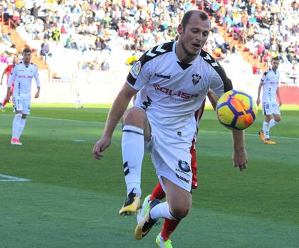 2-0: El Albacete vence al Almería y sigue escalando en la tabla