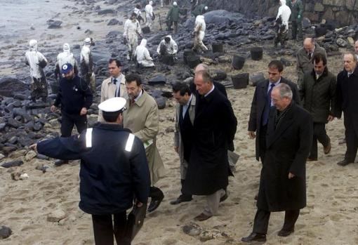 Autoridades visitan Muxía en 2002
