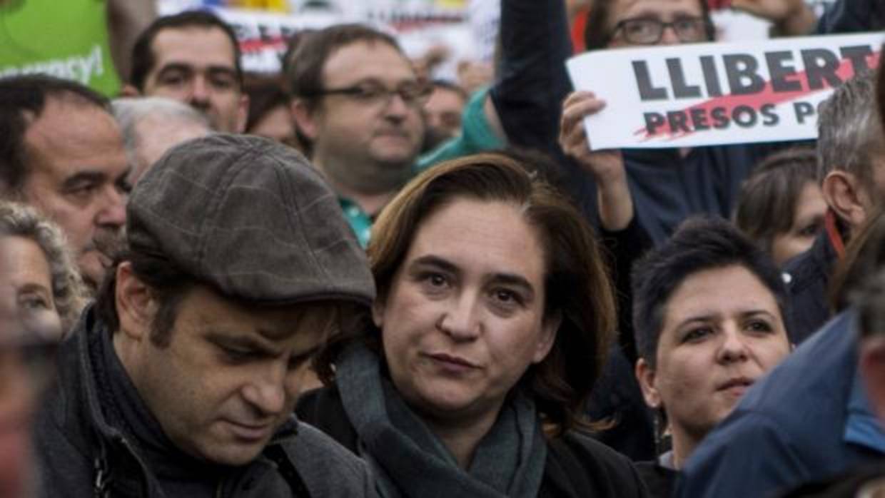 La alcaldesa de Barcelona Ada Colau (c) participa en la manifestación convocada por la ANC y Omnium