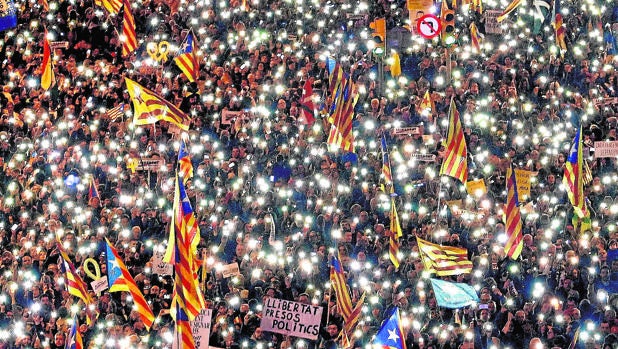 Forcadell deja en la estacada a los miles de manifestantes de Barcelona