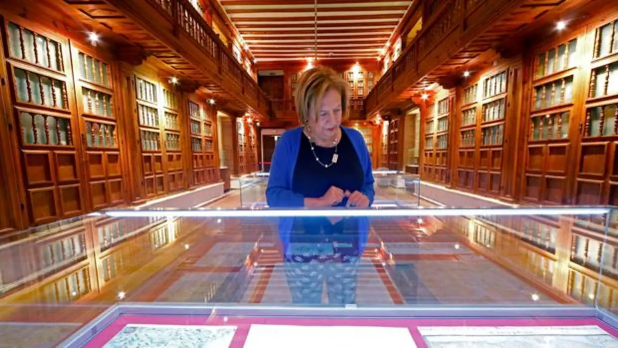 El Archivo de Simancas conserva hoy 13 kilómetros de documentos entre mediados de los siglos XV y XIX. En la imagen, la directora Julia Gutiérrez, en una de sus salas principales, hoy convertida en biblioteca y lugar de exposiciones
