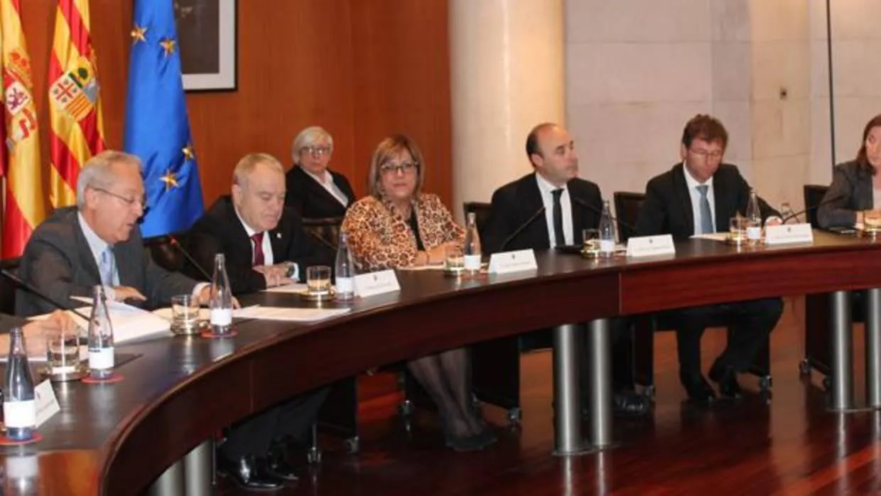El presidente de la DPH, Miguel Gracia (segundo por la izquierda), durante el Pleno que ha impulsado la ejecución de este proyecto de extensión tecnológica
