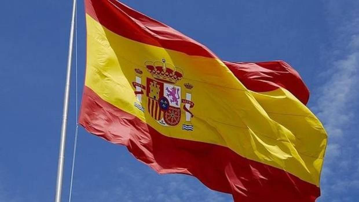 Pintan la bandera de España en la escalinata de un instituto de Mallorca