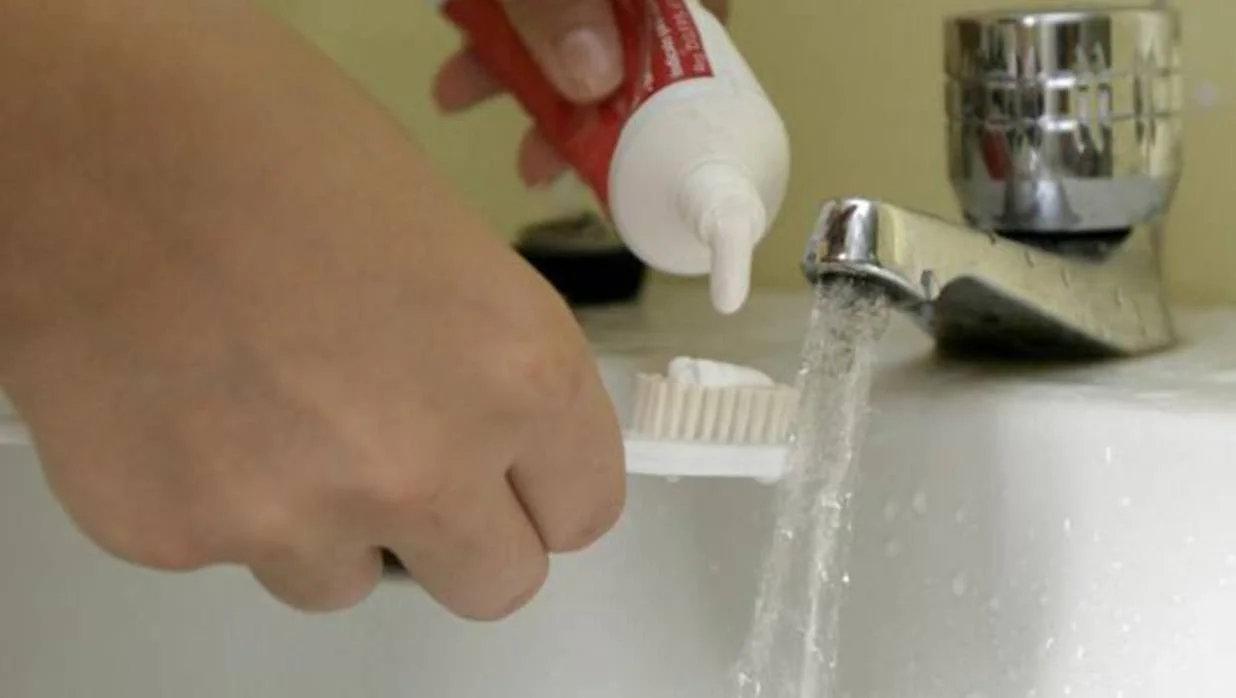 Grifo abierto mientras se procede al lavado de dientes, un hábito contrario al ahorro de agua
