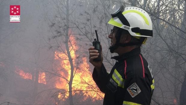Los bomberos controlan el incendio forestal declarado este lunes en Cabanes