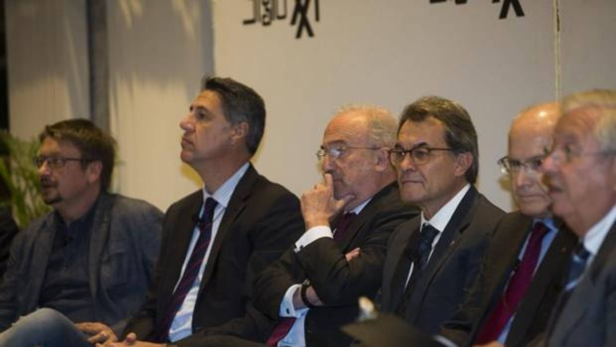 Artur Mas, junto a Albio, Domènech y el resto d comprecientes del debate «Diáloggos sobre Cataluña» celebrado en Madrid este martes