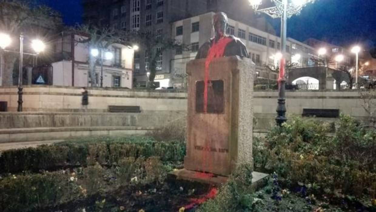 Ataque pasado con pintura al busto de Manuel Fraga