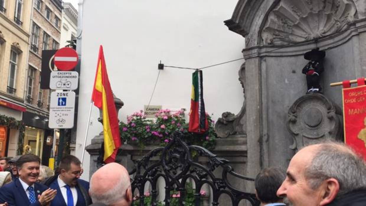 Momento en el que es destapado el Manneken Pis, vestido ya de segoviano