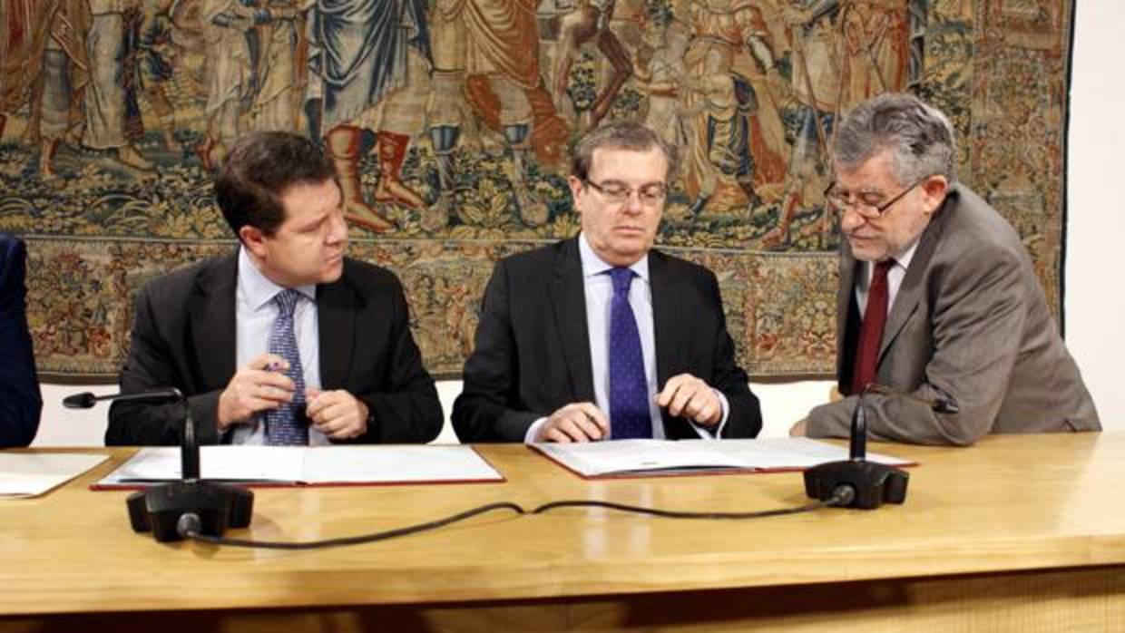El presidente Page, junto al rector Miguel Ángel Collado y Ángel Felpeto