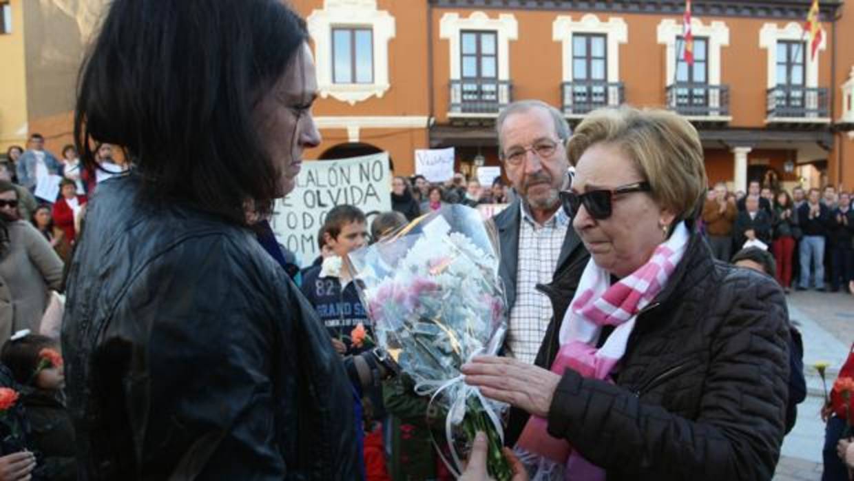 Los padres de Olga Sangrador en una imagen de archivo durante un acto de apoyo a la familia celebrado en Villalón de Campos