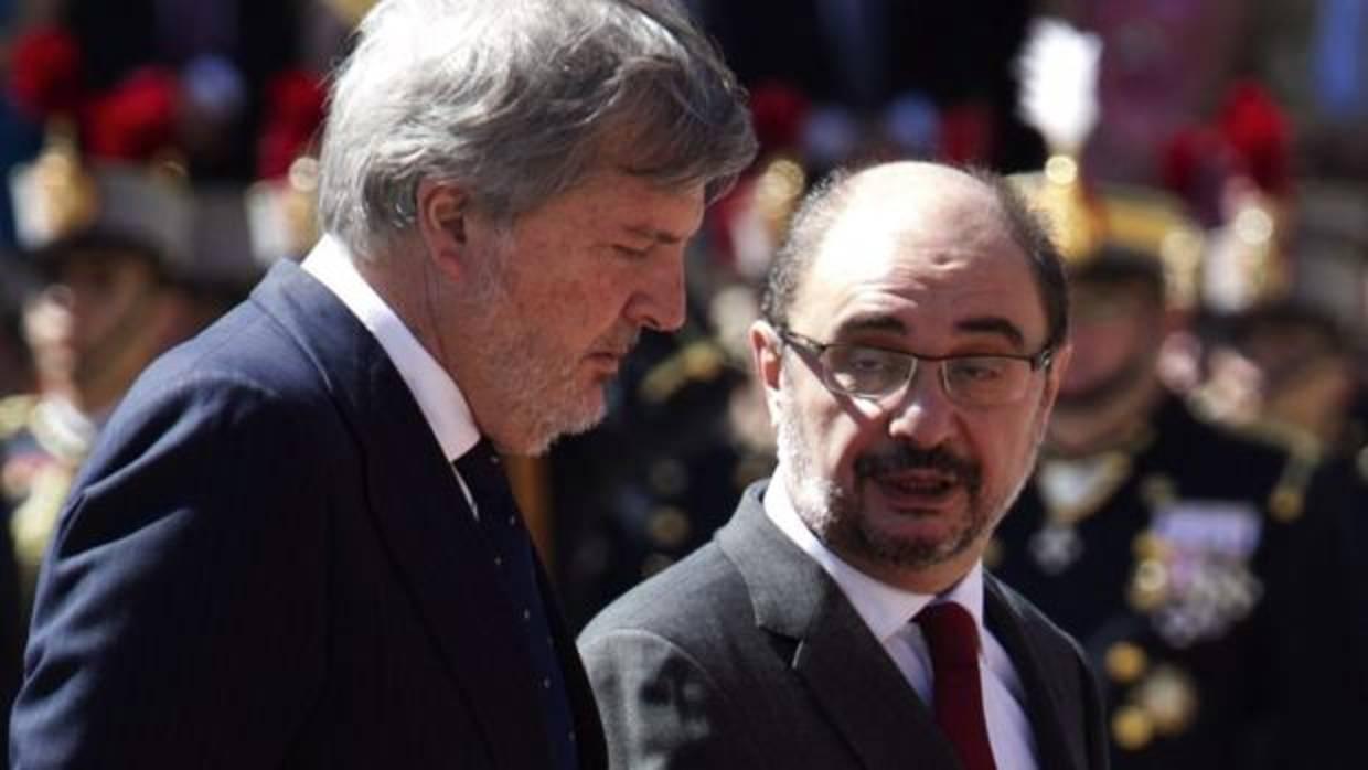 El ministro Méndez de Vigo y el presidente aragonés, Javier Lambán, en una imagen de archivo