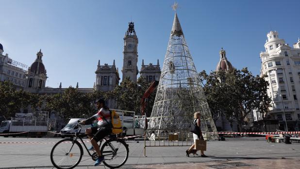 Valencia ya tiene su árbol de Navidad 2017 en la Plaza del Ayuntamiento a la espera de la pista de hielo