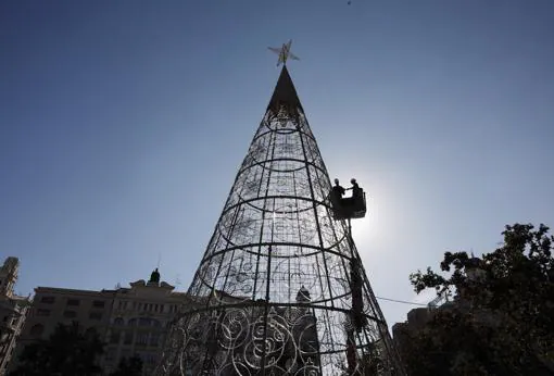 Imagen del árbol de Navidad de la Plaza del Ayuntamiento tomada este jueves
