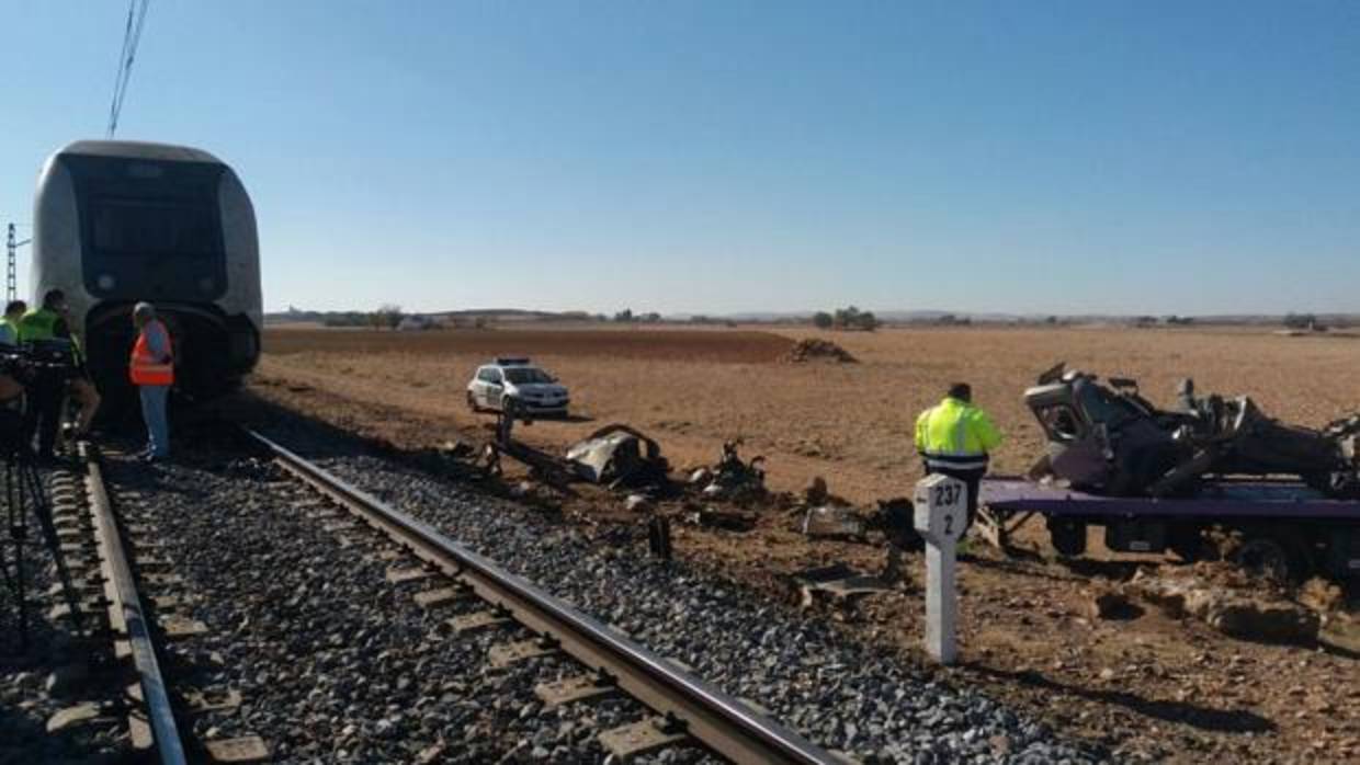 El accidente se ha producido en un paso a nivel en la línea férrea Ciudad Real-Alicante, a la altura de Bolaños de Calatrava, en Ciudad Real