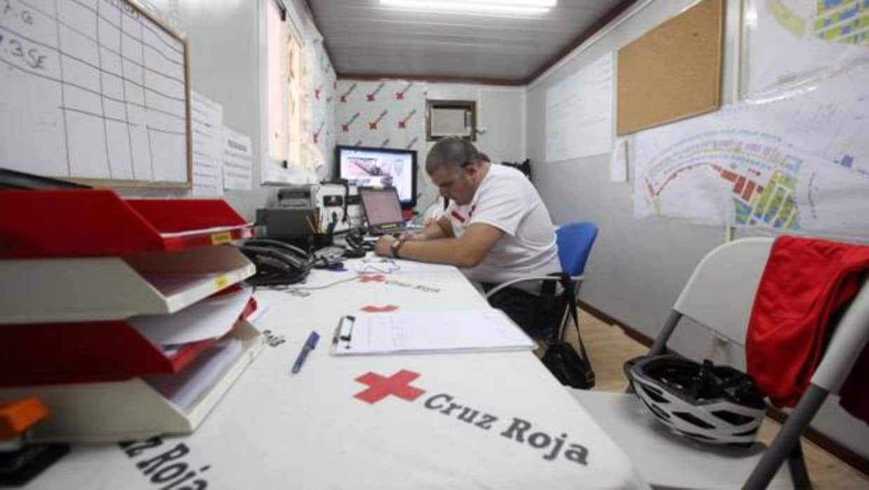 Técnicos de la Cruz Roja, en una imagen de archivo