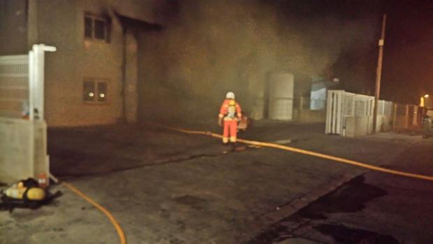 Los bomberos controlan un incendio en una empresa de reciclaje de chatarra en Ribarroja