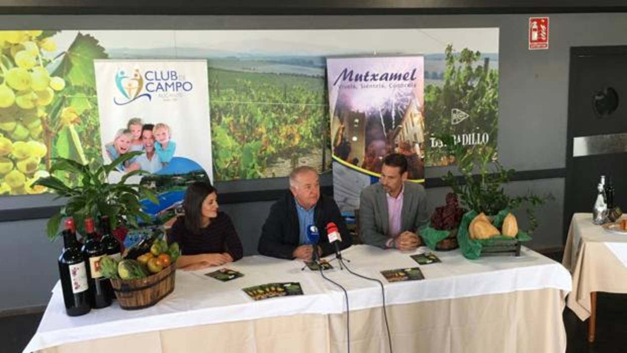 Sebastián Cañadas, Inmaculada Pérez y Vicente Villa durante la presentación