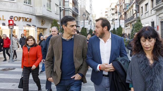 Pedro Sánchez cruza en rojo