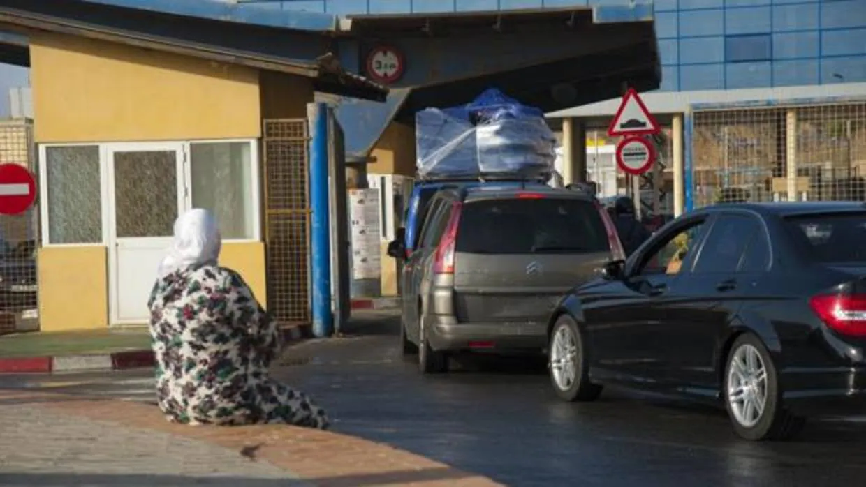 Muere un menor marroquí cuando quería entrar en Ceuta en bajos de un autobús