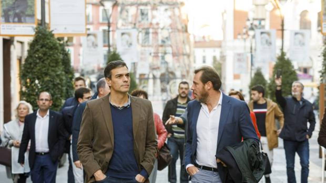 Pedro Sánchez ayer en Valladolid junto al alcalde y portavoz socialista óscar Puente