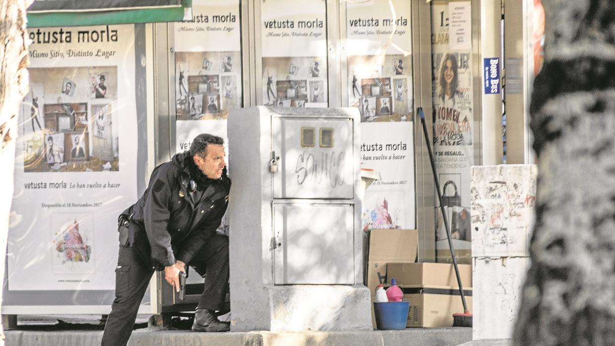 Uno de los agentes que ayer intervino en el atraco