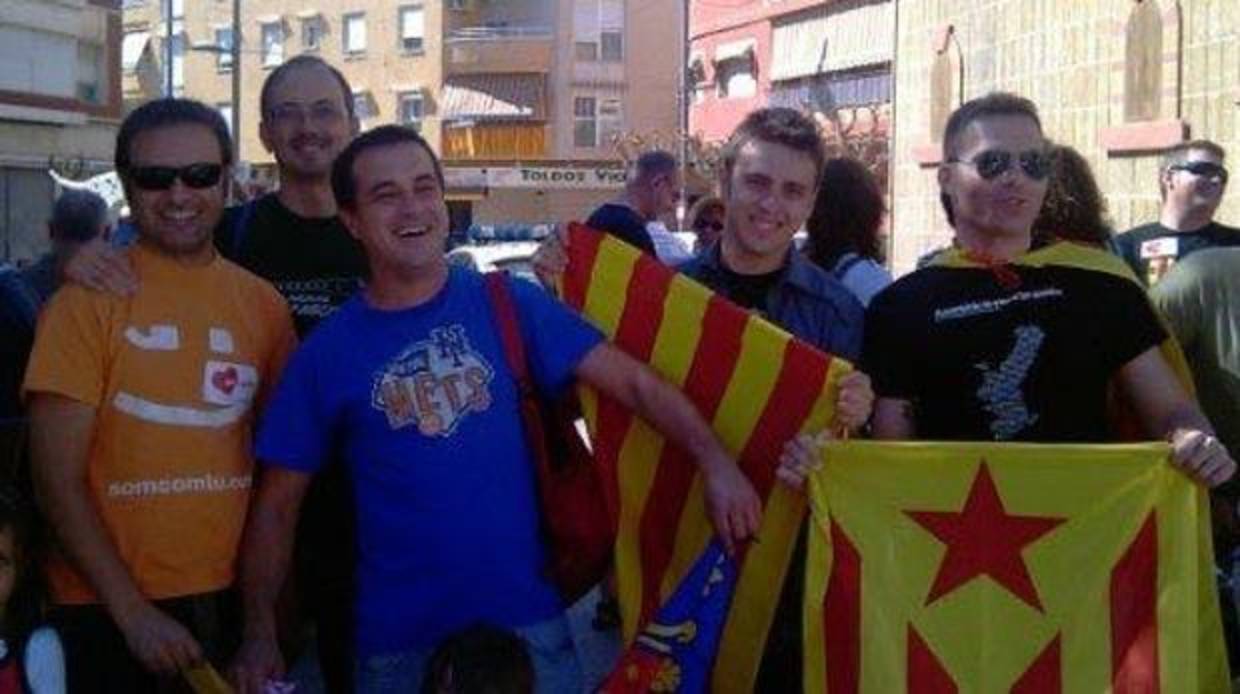 El portavoz de Compromís en Alicante, Natxo Bellido (izquierda) en una manifestación con esteladas