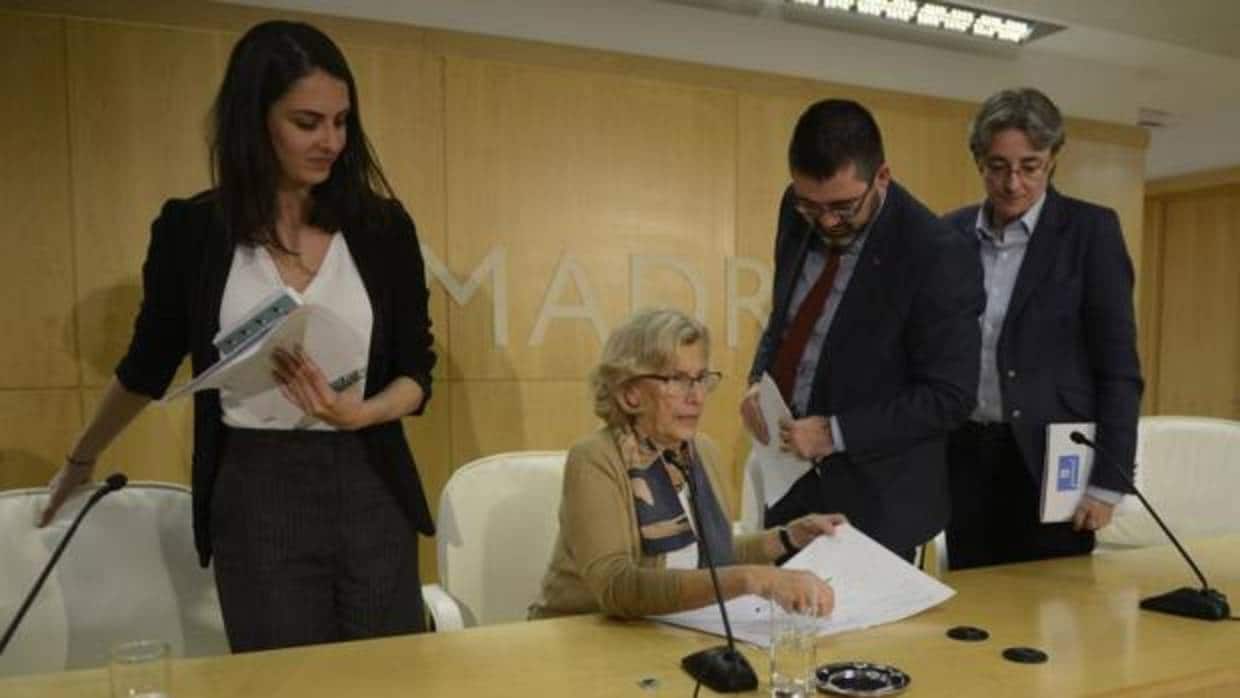 La alcaldesa de Madrid, Manuela Carmena, rodeada de sus ediles Rita Maestre, Carlos Sánchez Mato y Marta Higueras