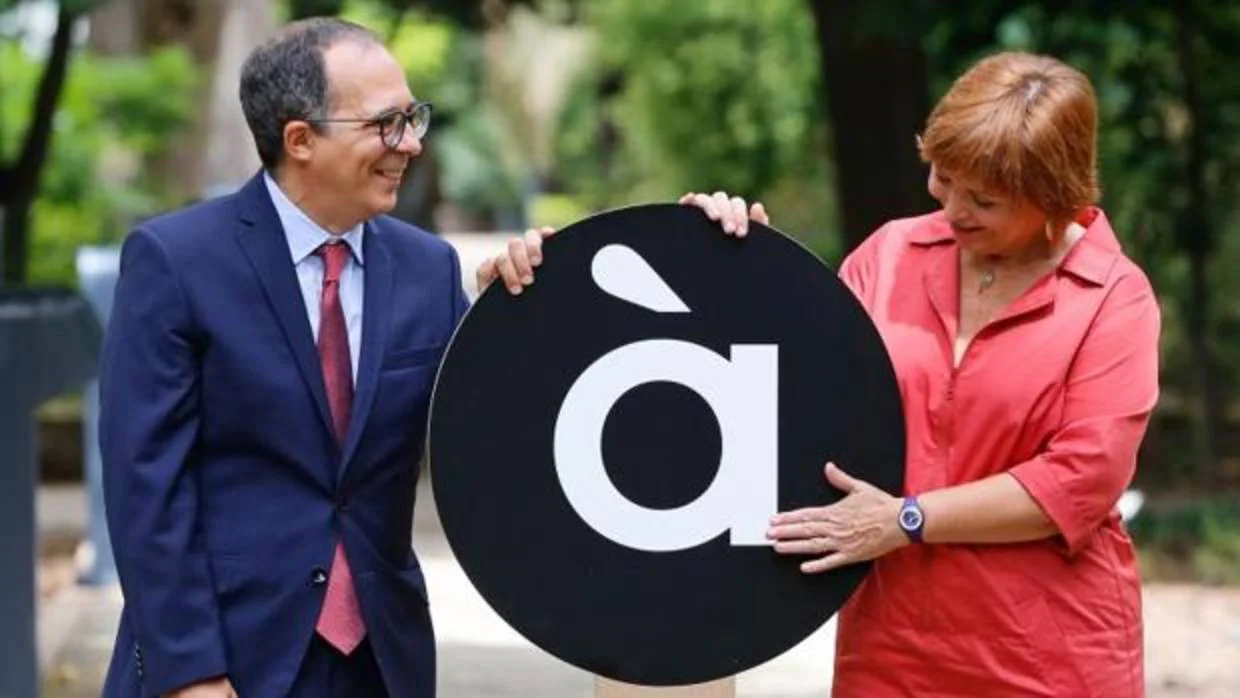 Empar Marco con el logotipo de la nueva televisión autonómica valenciana
