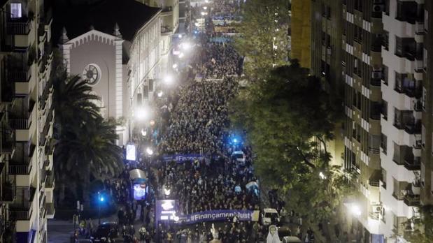 Miles de valencianos claman en la calle por una mejor financiación autonómica