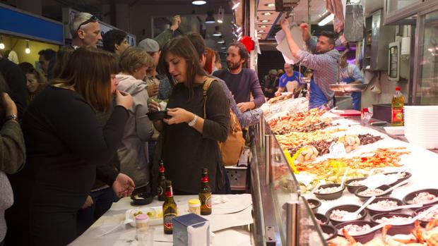 La segunda vida de los mercados de abastos: «Aquí se viene a comer, no a comprar»