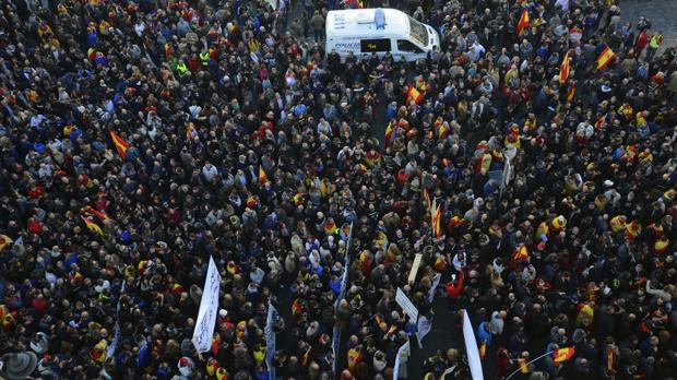 Decenas de miles de policías y guardias civiles piden equiparar su sueldo al de los Mossos d'Esquadra