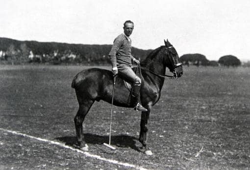 Ignacio Sánchez Mejías, montado en caballo jugando a polo
