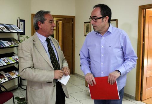 El presidente de Cecam, Ángel Nicolás, junto a Francisco de la Rosa