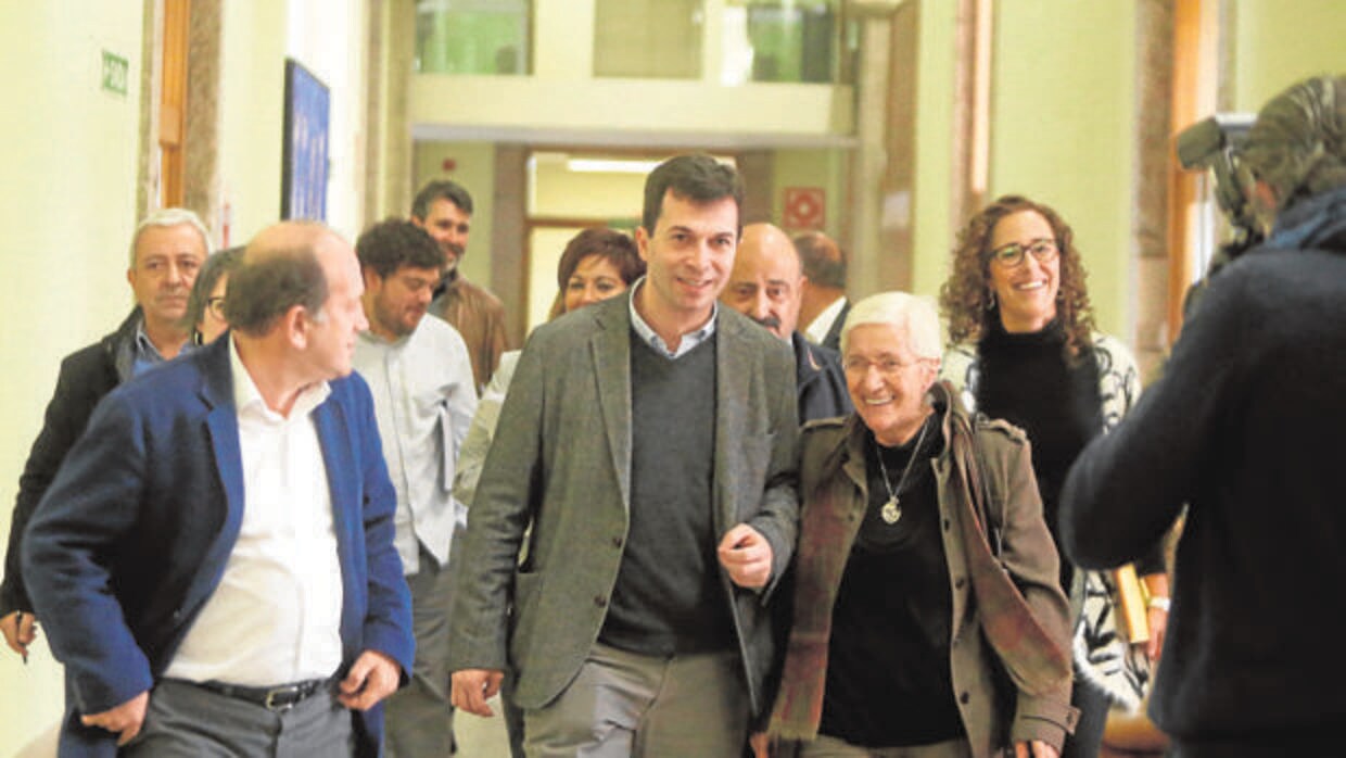 Gonzalo Caballero (c), con Fernández Leiceaga (i), Dolores Villarino (d), y parlamentarios del PSdeG