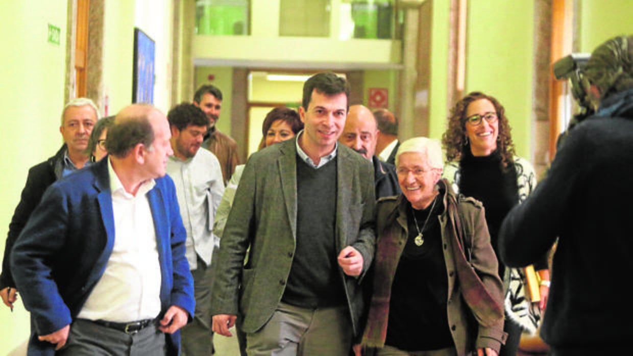 Gonzalo Caballero (c), con Fernández Leiceaga (i), Dolores Villarino (d), y parlamentarios del PSdeG