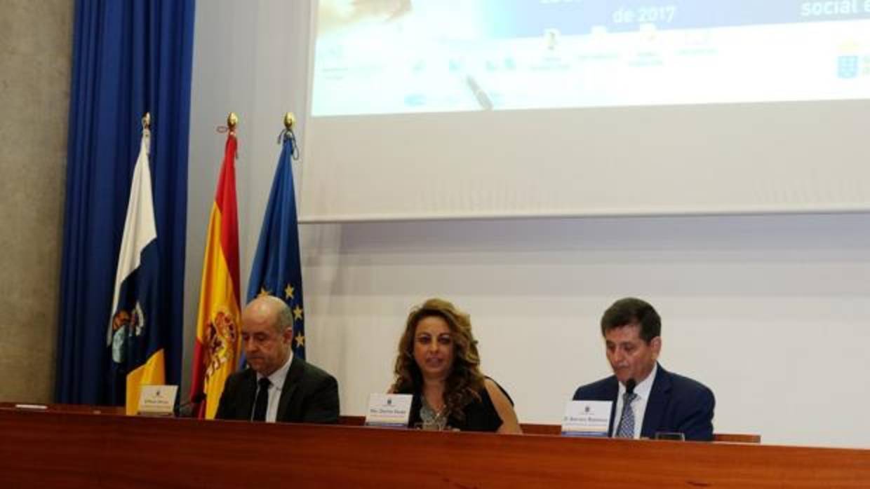 El consejero de Economía, la titular canaria de Empleo y el comisionado regional de Pobreza