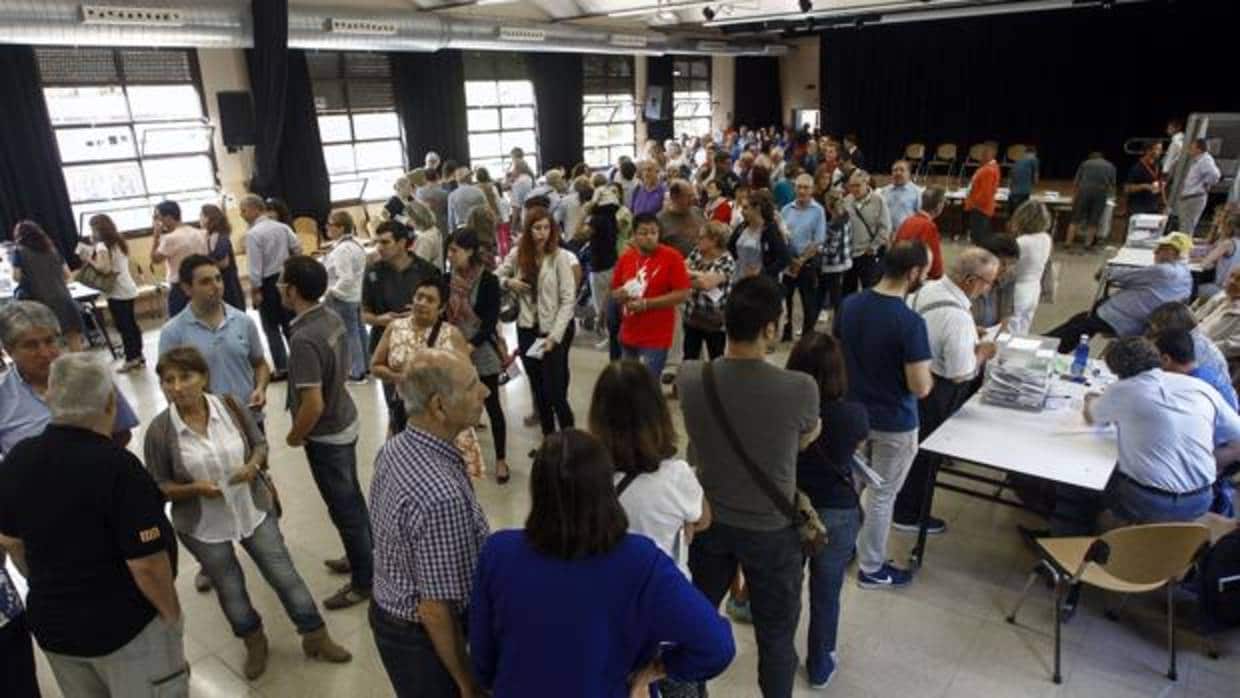 Colas para votar en un colegio electoral de Barcelona para las elecciones al Parlamento catalán del 27 de septiembre de 2015
