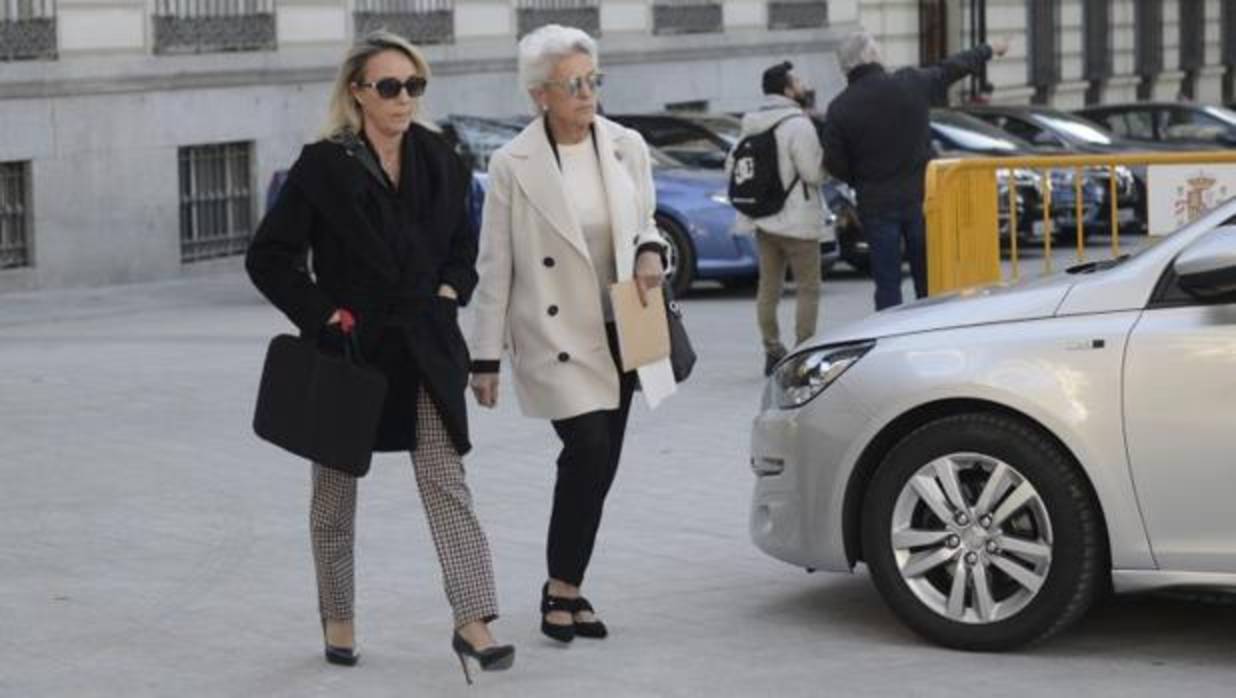 Carmen Cordón, de negro, ayer junto a su madre en Madrid