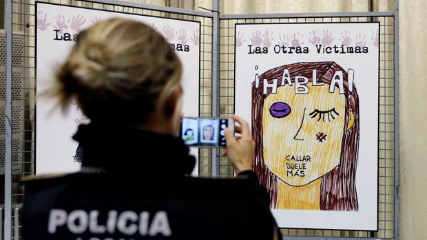 «Abre los ojos y di basta»: hijos de mujeres maltratadas «gritan» contra la violencia en sus dibujos