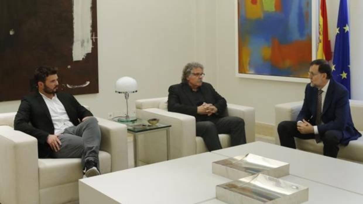 Rajoy con los diputados de ERC Tardá y Rufián en una reunión en La Moncloa en julio del pasado año